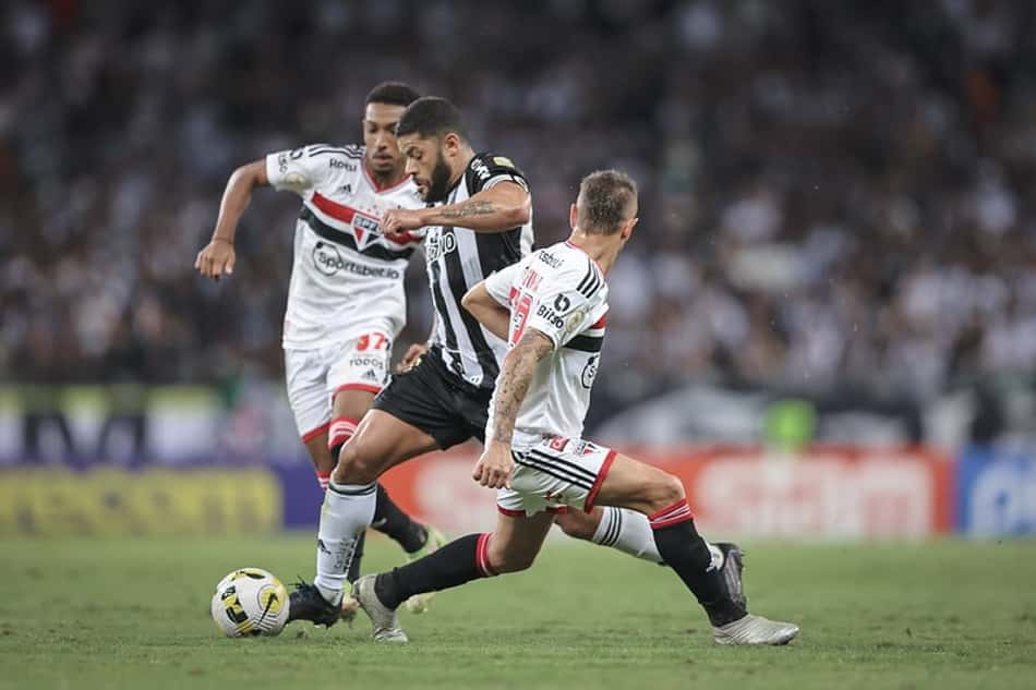 São Paulo: Ceni minimiza fala de Hulk e critica 'excessos do VAR': 'Tem que parar de encher o saco'