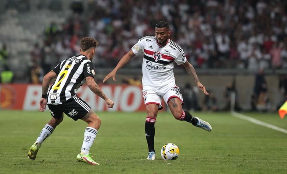 São Paulo vai avaliar condição de Reinaldo, mas já trata lateral como desfalque para próxima quinta