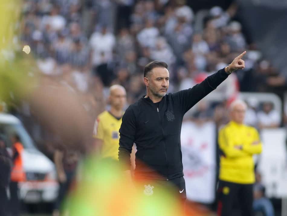 Contra o Flamengo, Vítor Pereira tem 'prova de fogo' para consolidar mudanças no Corinthians