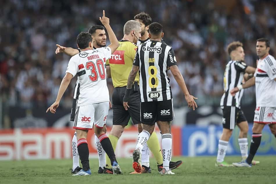 Atlético-MG vai à CBF e questiona 'falta de critério' da arbitragem brasileira