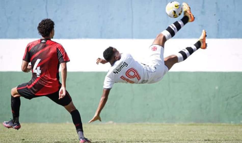 Autor de gol de bicicleta pelo sub-20 do Vasco explica razão para 'certa facilidade de fazer o movimento'