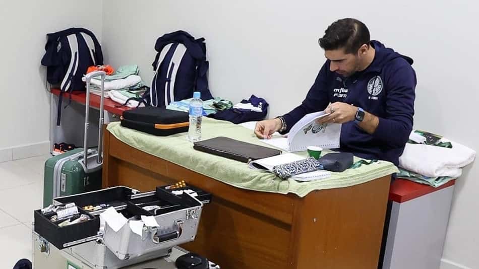 Palmeiras define estratégia em busca por substituto de Scarpa