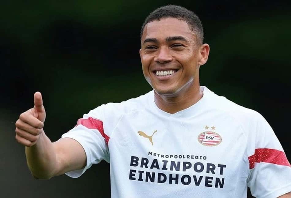 Confiante, Carlos Vinícius projeta nova temporada pelo PSV: 'Pronto e mais adaptado'