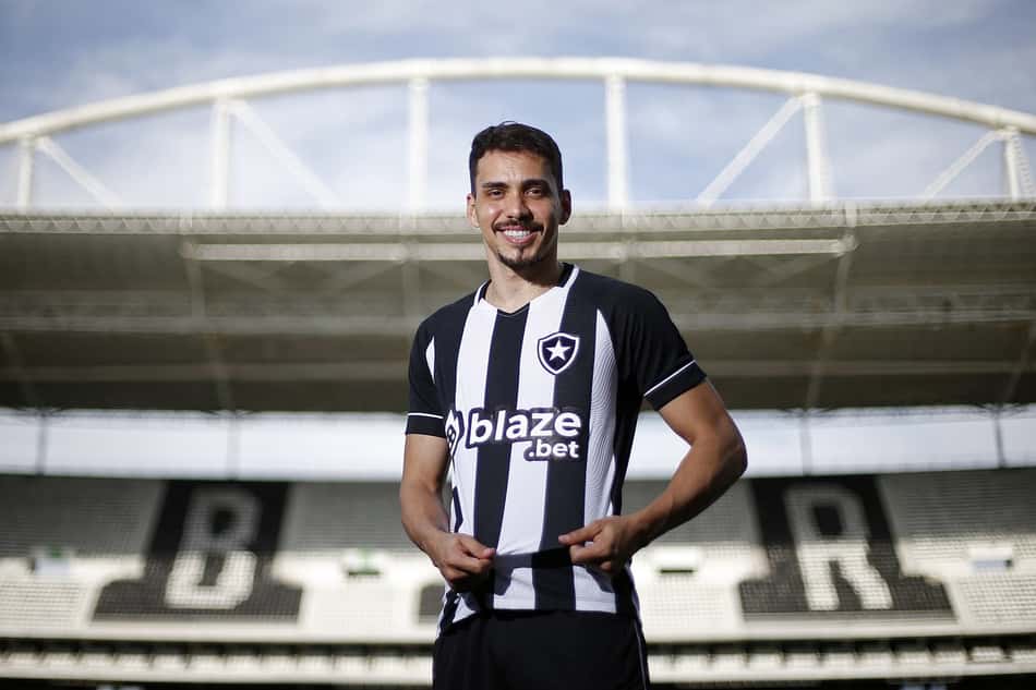 Botafogo anuncia a contratação do meia Carlos Eduardo, ex-Al-Ahli