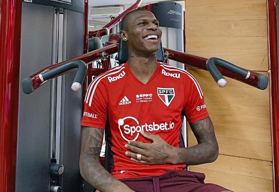 Arboleda, zagueiro do São Paulo, mostra empenho em recuperação de lesão