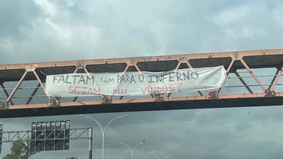 Foguetório e faixa provocativa: torcida do Flamengo se movimenta para decisão contra o Atlético-MG