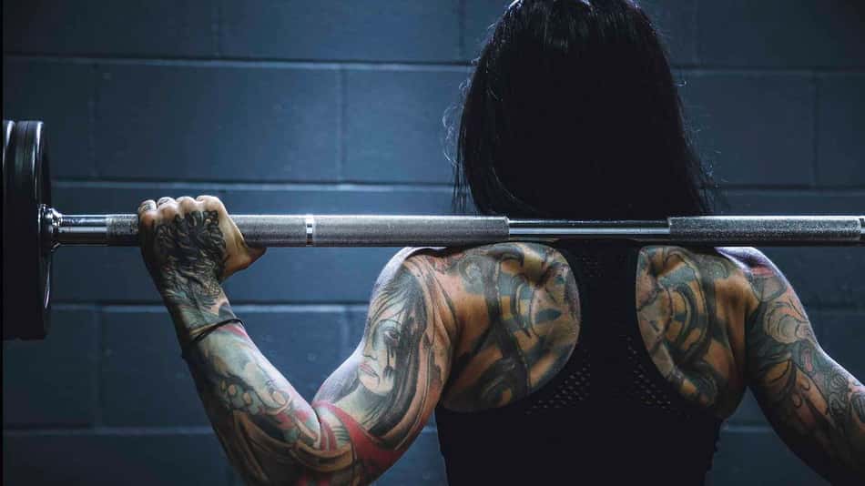 Por que é recomendado esperar a cicatrização da tatuagem antes de retornar às atividades físicas