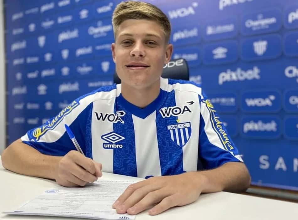 Lateral com passagens pelo profissional, Vinicius Immig renova com o Avaí