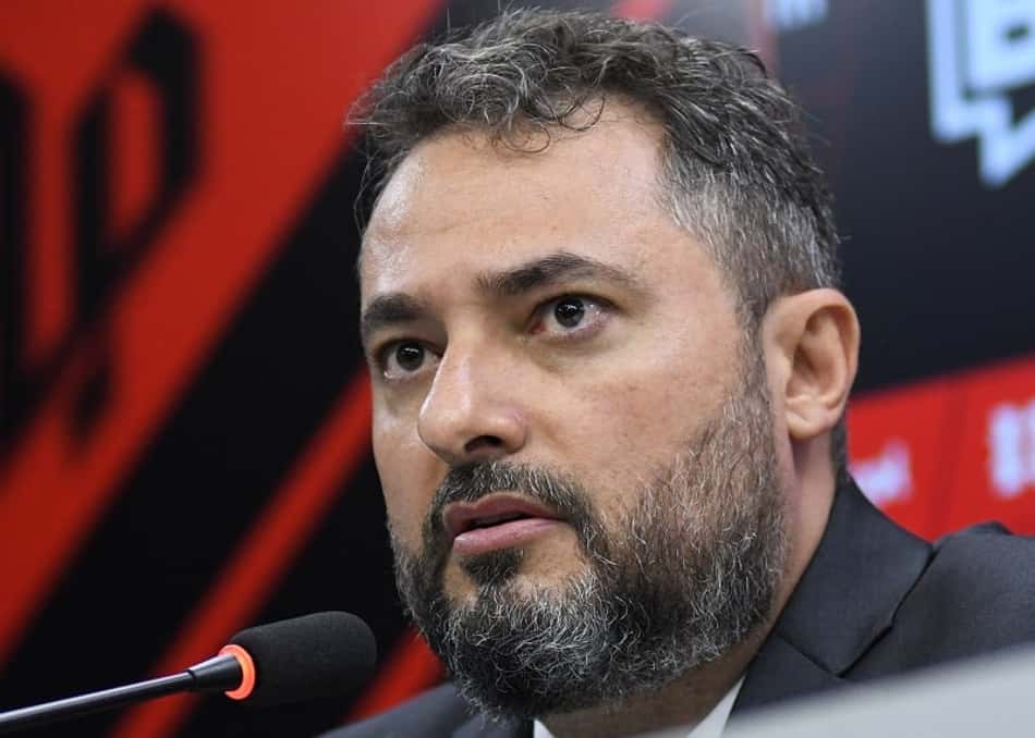 Petraglia entra em cena e impede saída de Alexandre Mattos para o Grêmio
