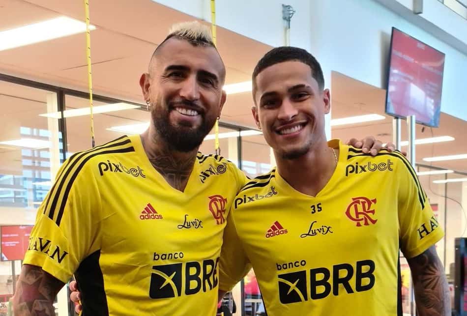 Vidal se apresenta ao Ninho do Urubu e inicia trabalho no Flamengo