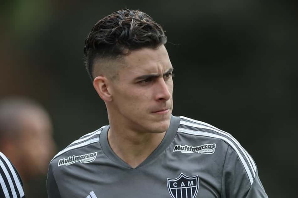 Pavon, do Atlético-MG, sofre lesão muscular em treinamento e inicia fisioterapia