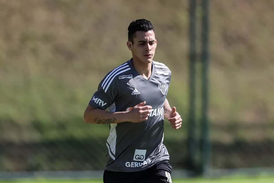 Pavón volta aos treinos no Atlético-MG e está em fase final de recuperação