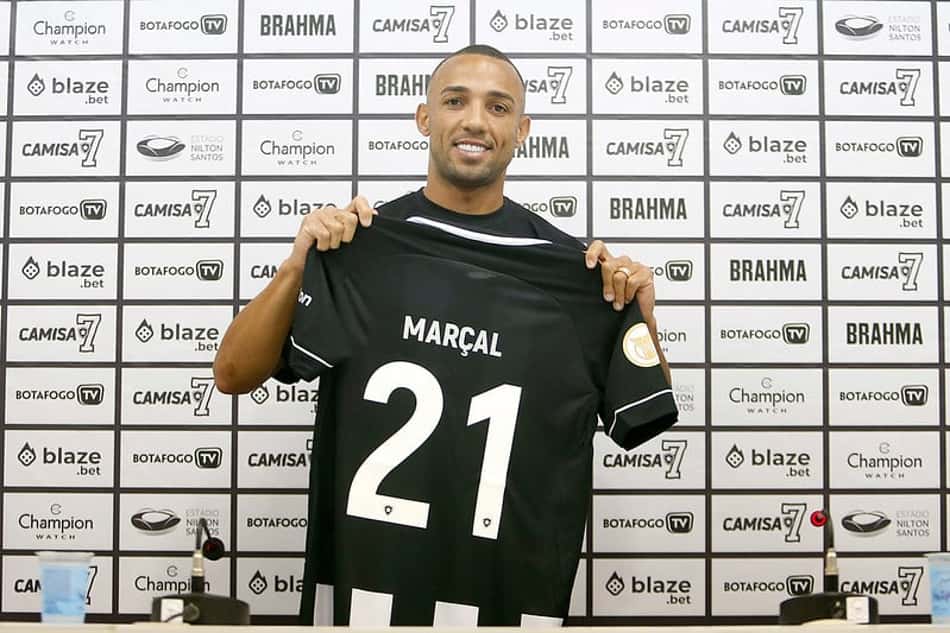 Carlos Eduardo e Fernando Marçal são regularizados e podem estrear pelo Botafogo