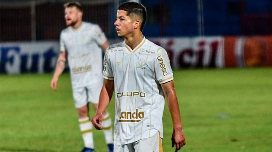 Adriano Filho celebra estreia como titular pelo Criciúma: 'Estou muito feliz por fazer parte desse clube'