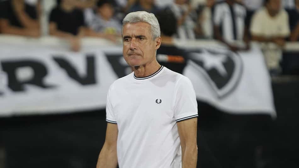 Luís Castro tira responsabilidade dos jogadores na derrota do Botafogo: 'Não posso individualizar'