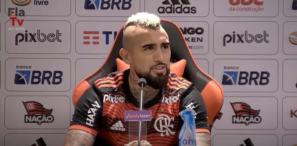 Vidal é apresentado no Flamengo e diz que recepção da torcida foi 'uma das coisas mais lindas' que já viveu