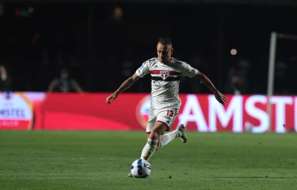 Rafinha lamenta derrota e explica os desafios do São Paulo: 'Não é fácil jogar em três competições'