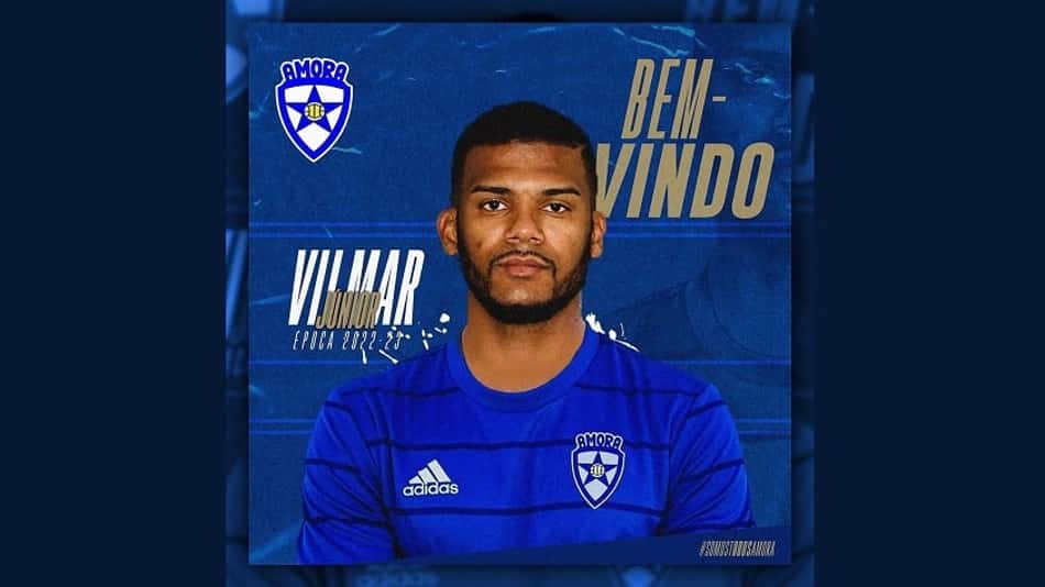 Vitórias dentro e fora de campo: centroavante brasileiro Vilmar Júnior é apresentado no Amora FC