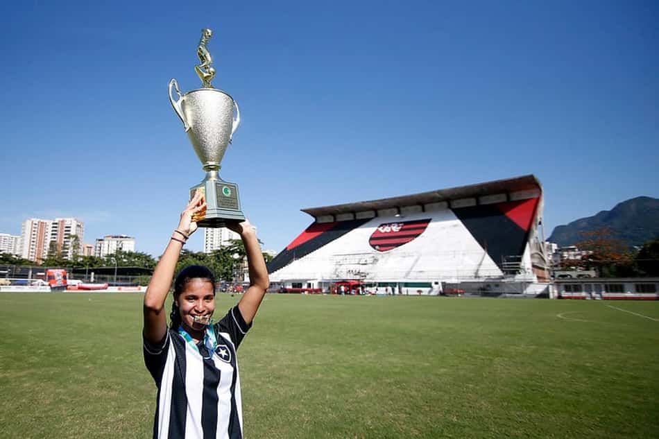 Giovanna Waksman superou o machismo para guiar Botafogo ao primeiro título da base na era SAF