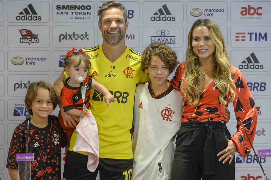 Diego Ribas compartilha vídeo do momento em que conta aos filhos que vai deixar o Flamengo