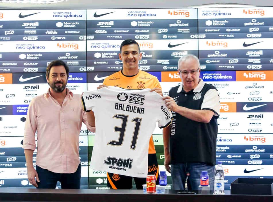 Balbuena não vê problemas em linha de cinco do Corinthians e elogia Vítor Pereira: 'Muita qualidade'