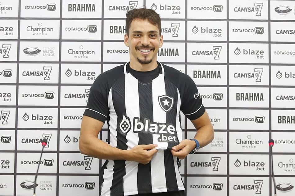 Carlos Eduardo se coloca à disposição para estrear e vibra com chegada ao Botafogo: 'Eu confio no projeto'