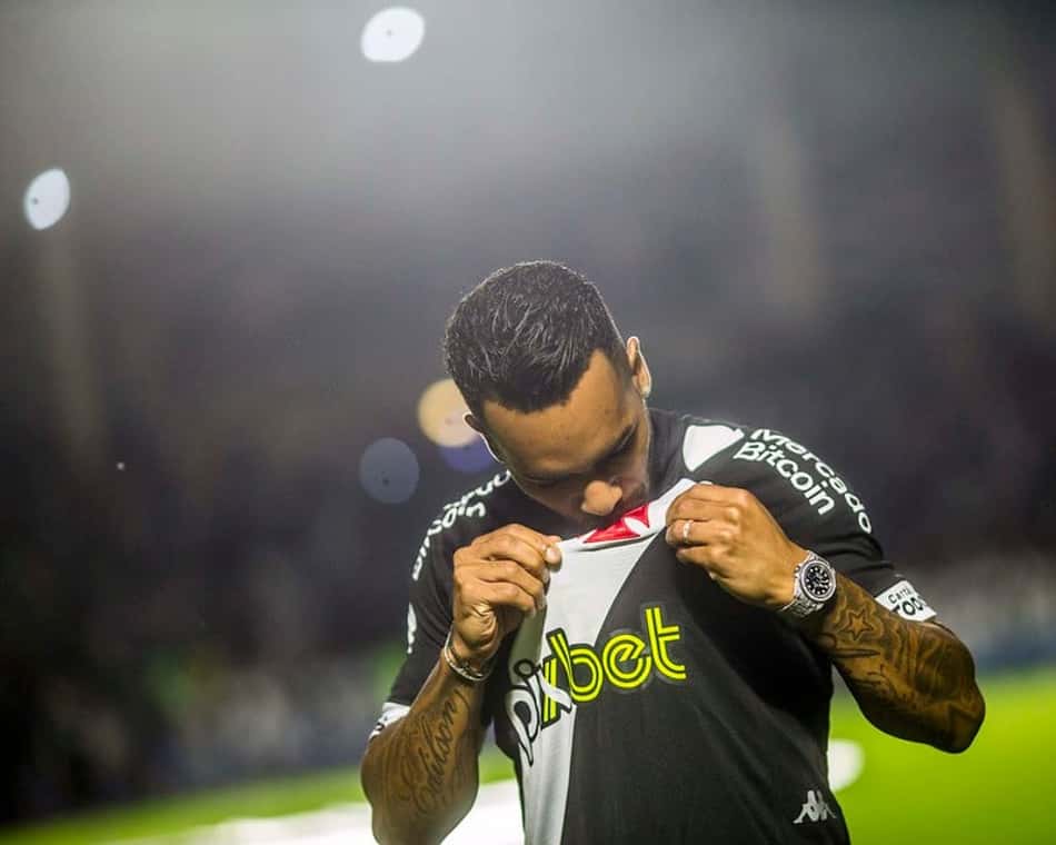 Às vésperas de voltar a atuar pelo Vasco, Alex Teixeira teve estreias tímidas por outros clubes