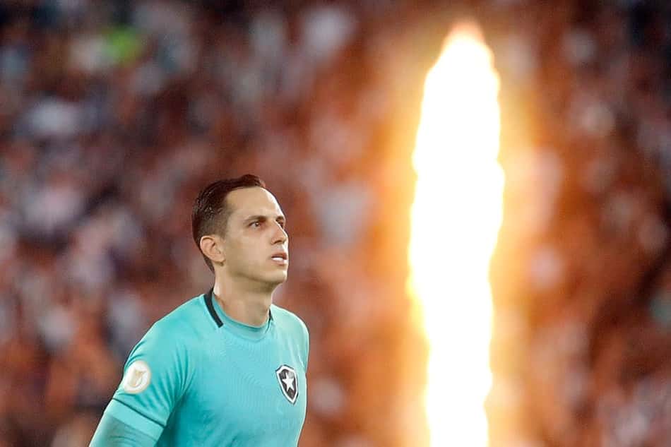 Gatito se emociona ao recordar lesão e abre o jogo sobre renovação com o Botafogo