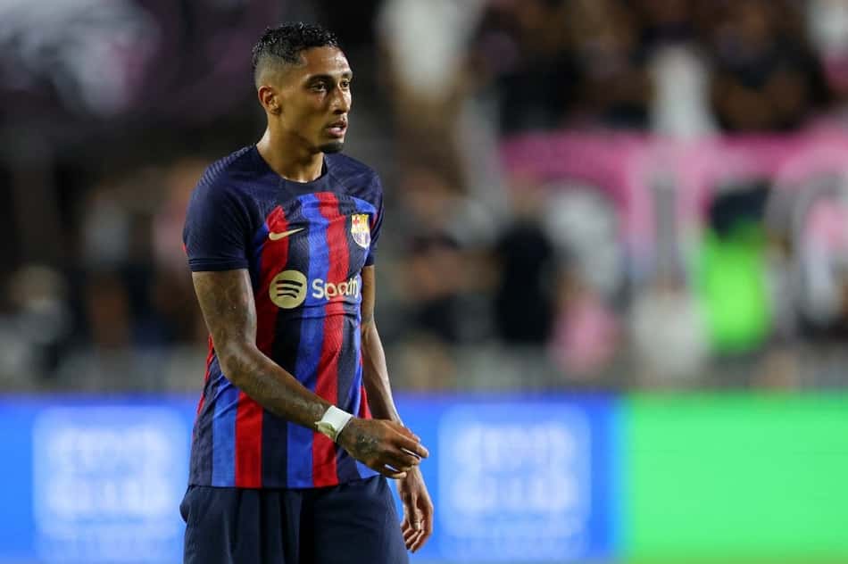 Raphinha projeta duelo entre Barcelona e Real Madrid: 'Somos melhores que eles'