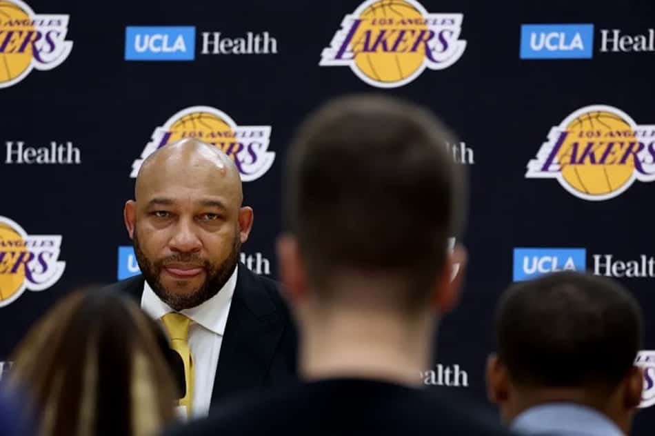 Woj indica três opções de trocas para o Lakers