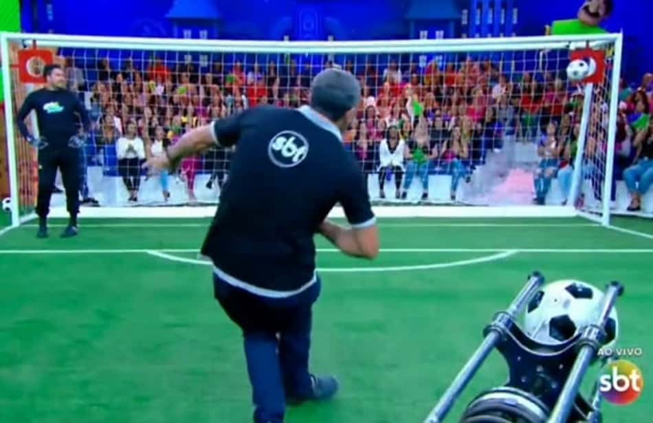 Funcionário do SBT acerta chute no ângulo, ganha R$ 100 mil de Ratinho e decide dividir com colega