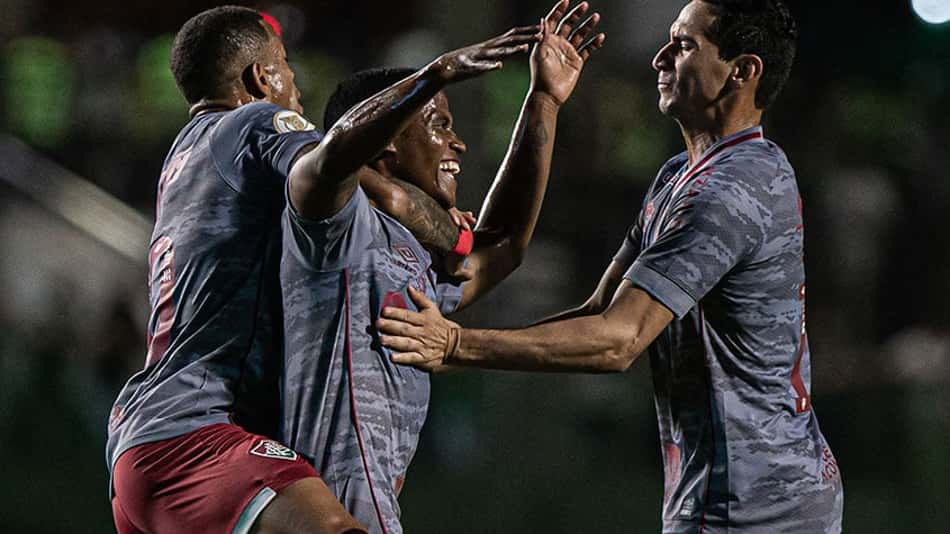 Em jogo de duas viradas, Fluminense vence o Goiás e fica em terceiro no Brasileirão