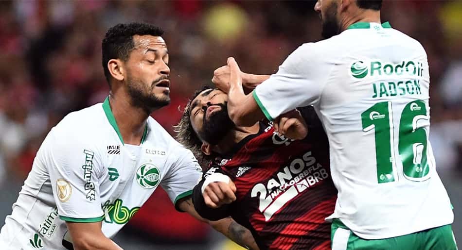 Foto do LANCE! registra agressão sofrida por Gabigol na vitória do Flamengo