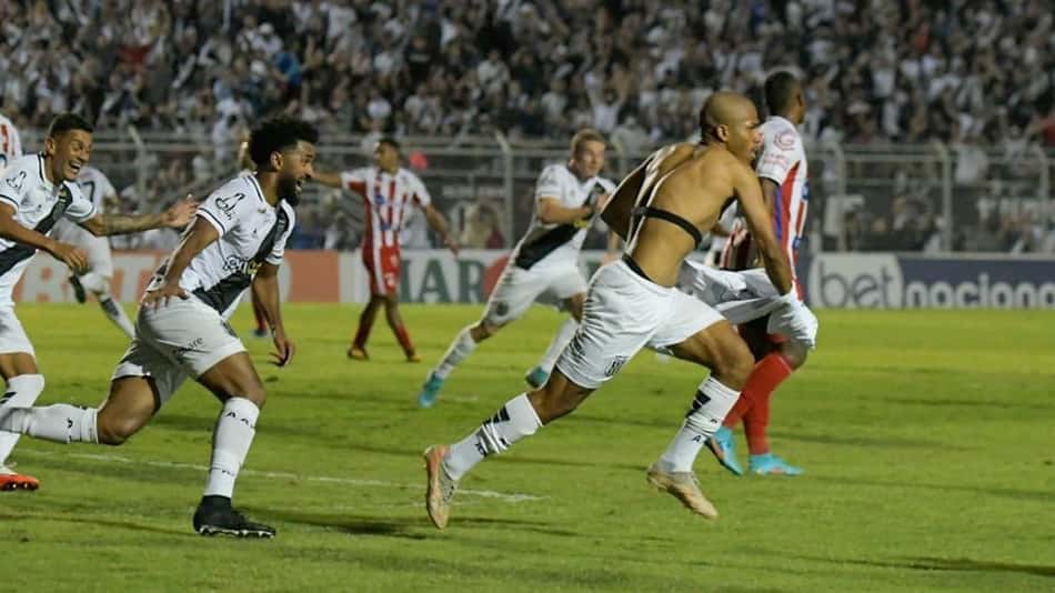 Beneficiada por tropeços, Ponte Preta faz sua parte e 'respira' na Série B