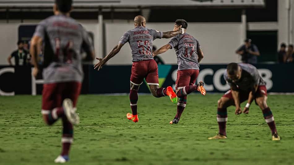 Jogadores do Fluminense homenageiam o clube em aniversário