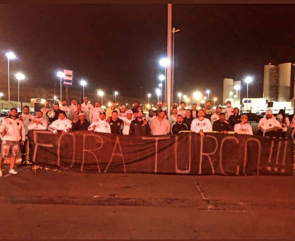 Torcedores do Atlético-MG protestam no desembarque do time e cobram saída de Turco Mohamed