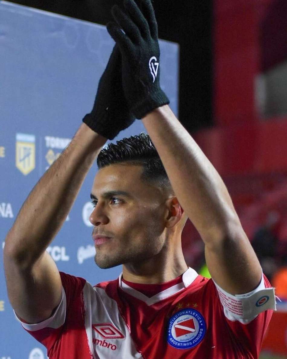 Presidente do Argentinos Juniors viaja ao Brasil para acertar venda de Fausto Vera ao Corinthians