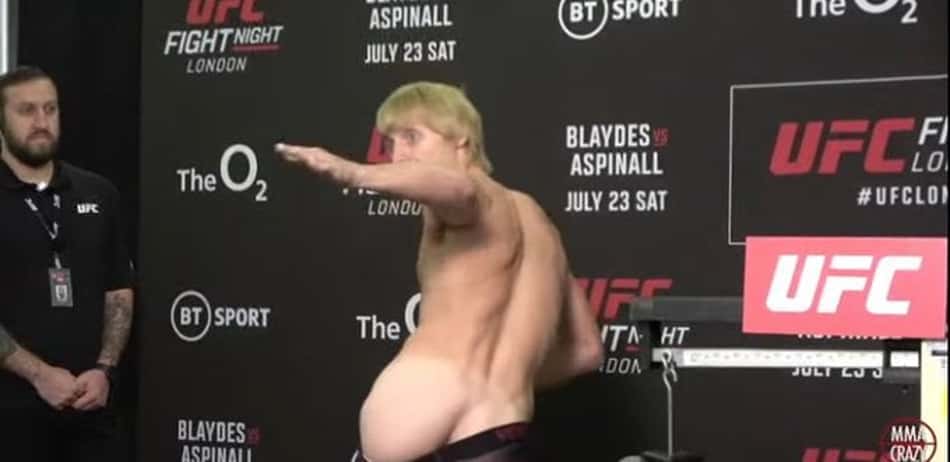 Lutador do UFC tira o short após bater o peso nesta sexta (22)