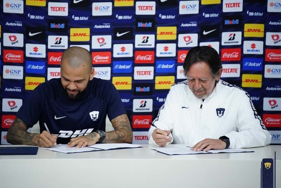 Daniel Alves faz exames, assina com o Pumas e diz que tem relação antiga com o México: 'Eu assistia Chaves'