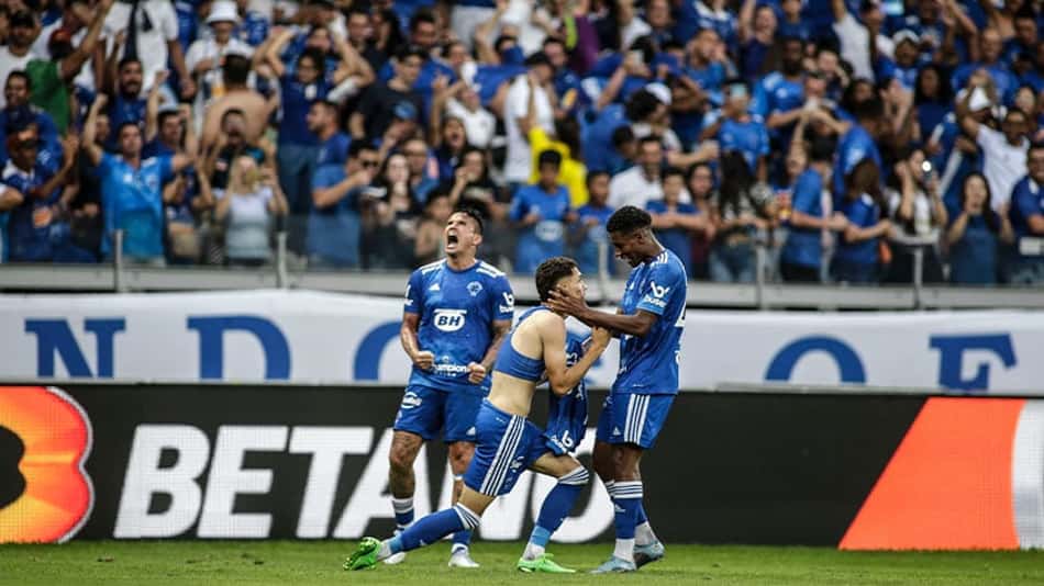 Com um a menos, Cruzeiro segura o Bahia e chega a 10ª vitória seguida em BH na Série B