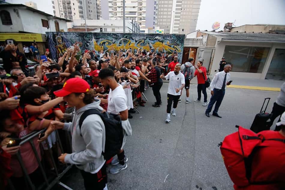 Com clima de festa, Flamengo desembarca em Florianópolis e elenco retribui carinho da torcida