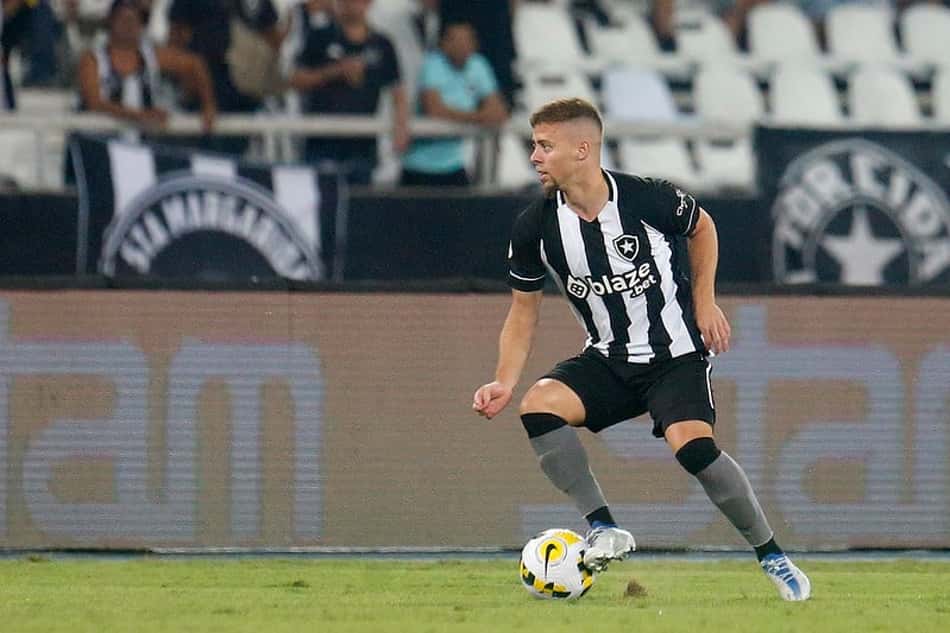 Além dos gols: Lucas Fernandes dita o ritmo do Botafogo e aparece com destaque