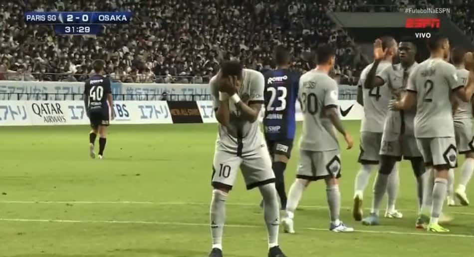 Neymar se rende a hit do momento e faz dancinha durante goleada do PSG