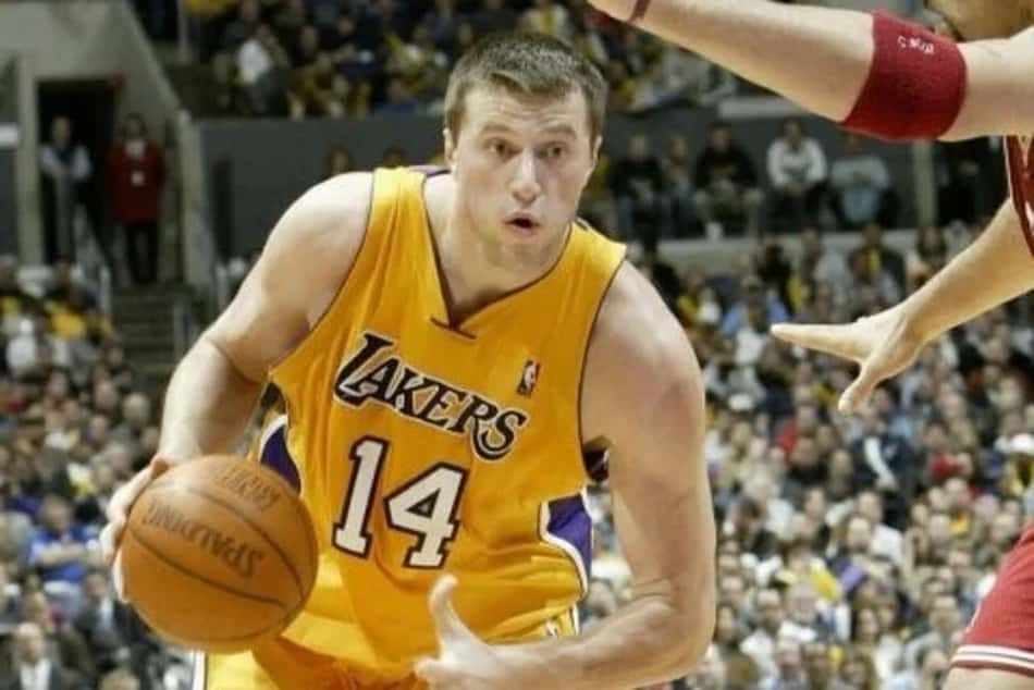 Campeão com o Lakers leiloa anéis para ajudar vítimas da Ucrânia