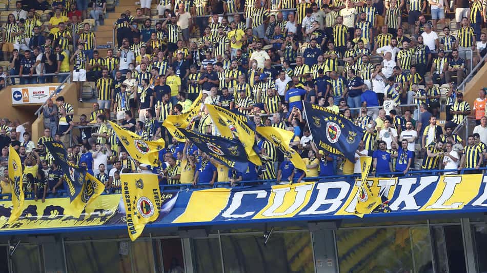 Torcedores do Fenerbahçe cantam nome de Vladimir Putin em jogo contra o Dinamo de Kiev