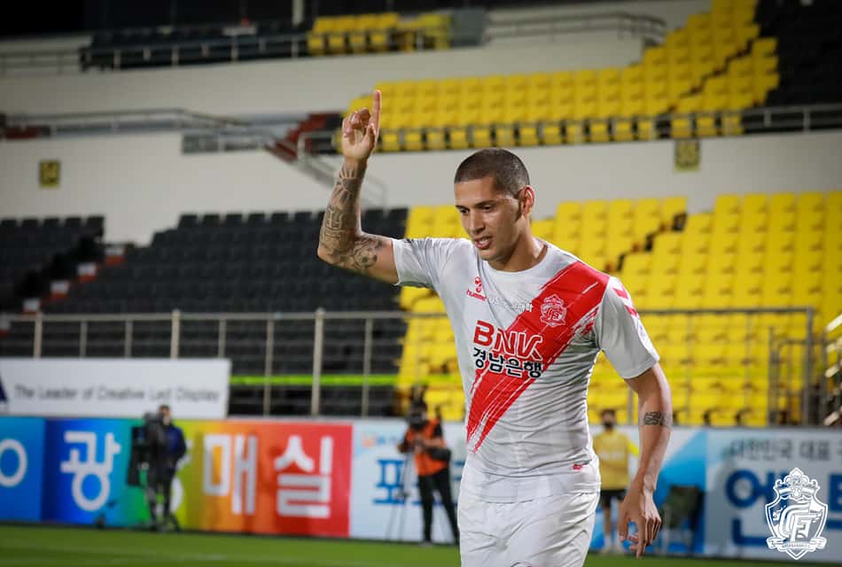 Artilheiro da K-League 2, Tiago Orobó renova contrato com equipe da Coreia do Sul