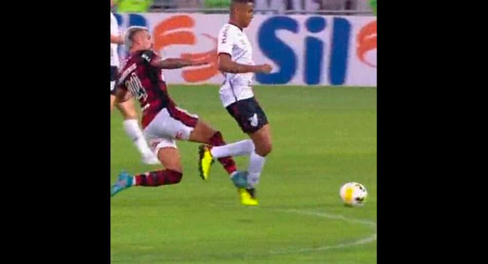 Athletico entra com ofício no STJD contra Gabigol e Arrascaeta