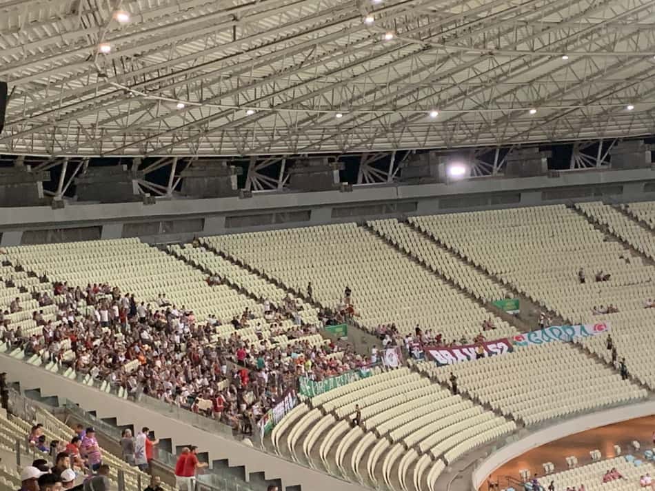 Empolgados e em bom número, torcedores do Fluminense fazem a festa na Arena Castelão
