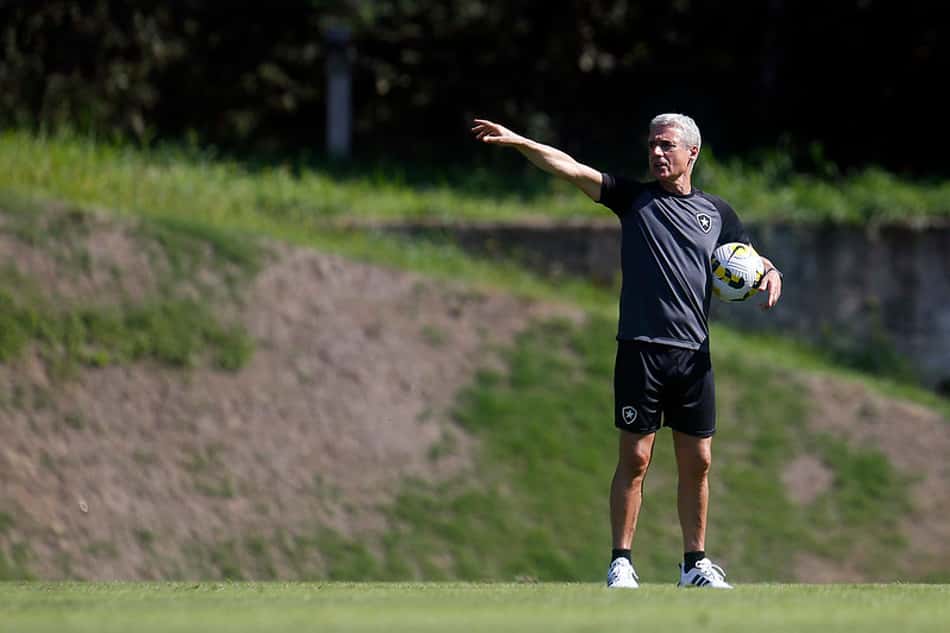 Ainda sem Victor Sá, Botafogo divulga relacionados para enfrentar o Corinthians