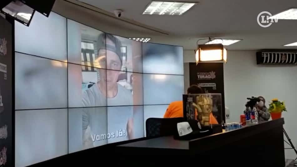 Fã de futebol americano, Cássio recebe mensagem de Tom Brady durante homenagens no Corinthians